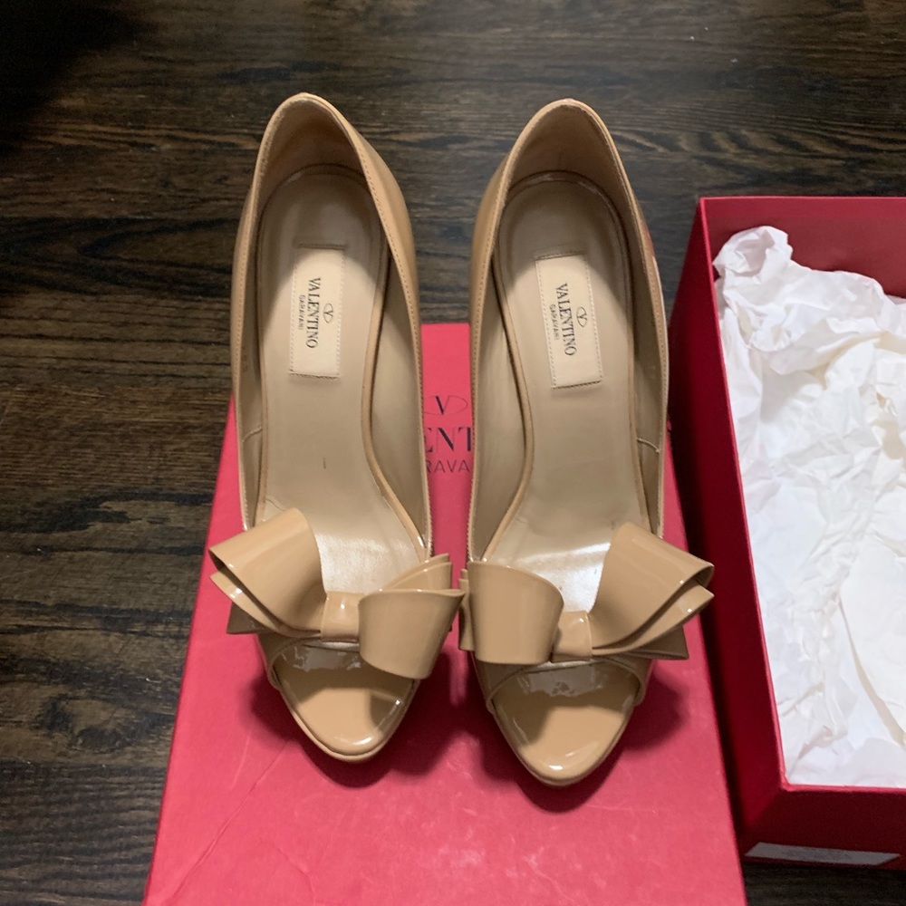 Valentino Bow Pumps in Nude
